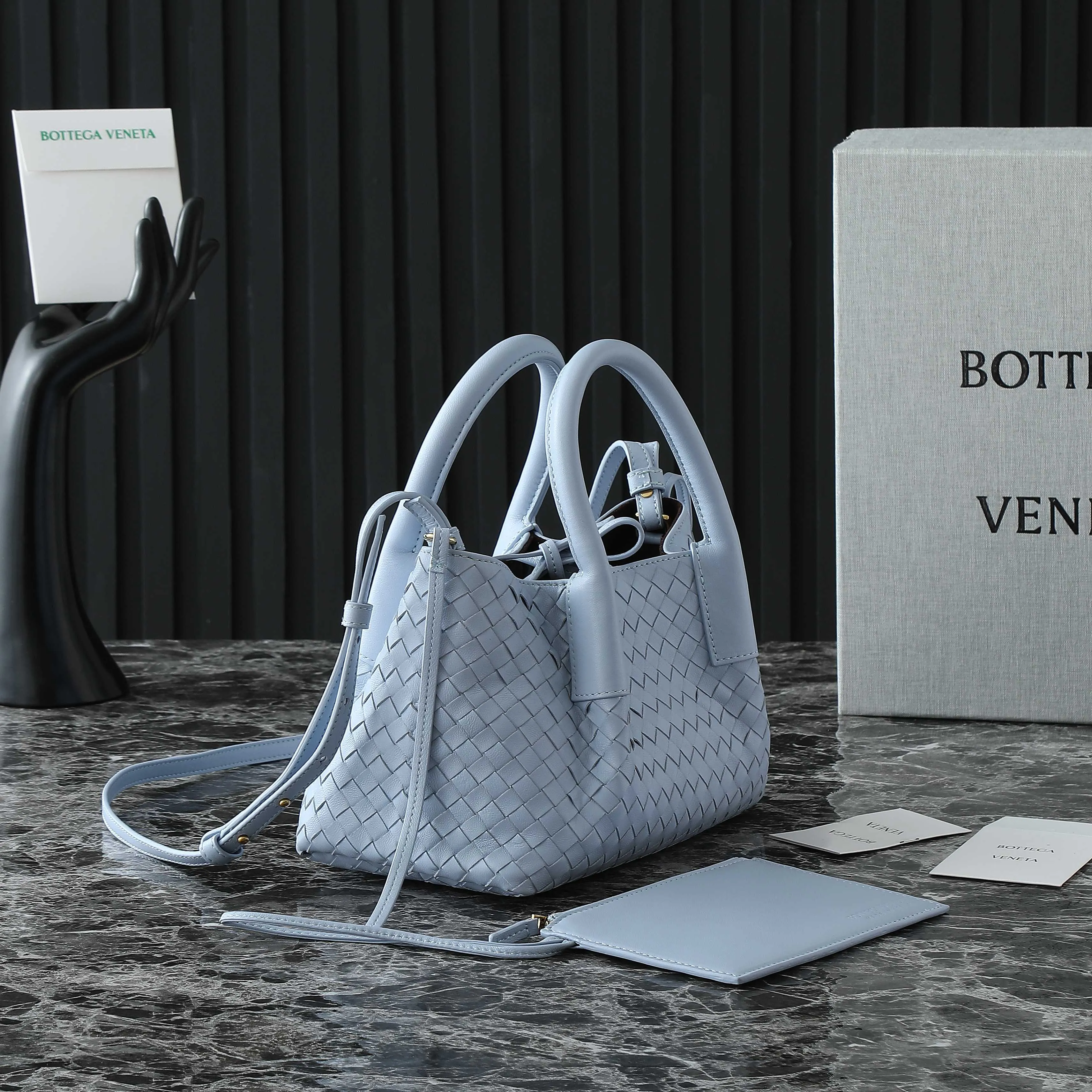 Batch 1660 BV25 spring and summer new product Mini pinacoteca two-tone surface. The weaving process is also super exquisite. Every texture is delicate and clear, and you can see the full ingenuity. 👜The bag uses 1 cm leather strips, which are purely hand-woven, highlighting the brand's craftsmanship. The inside is flipped to reveal a smooth suede lining that can be used on both sides, taking into account both fashion and practicality. 	 The small size can be worn on one shoulder or across the body, making it super versatile for daily commuting! 	 💕Fashionable ladies who like BV, come to me to get the same style~ ​Model number: 819004 ​Size: 24*15*12cm